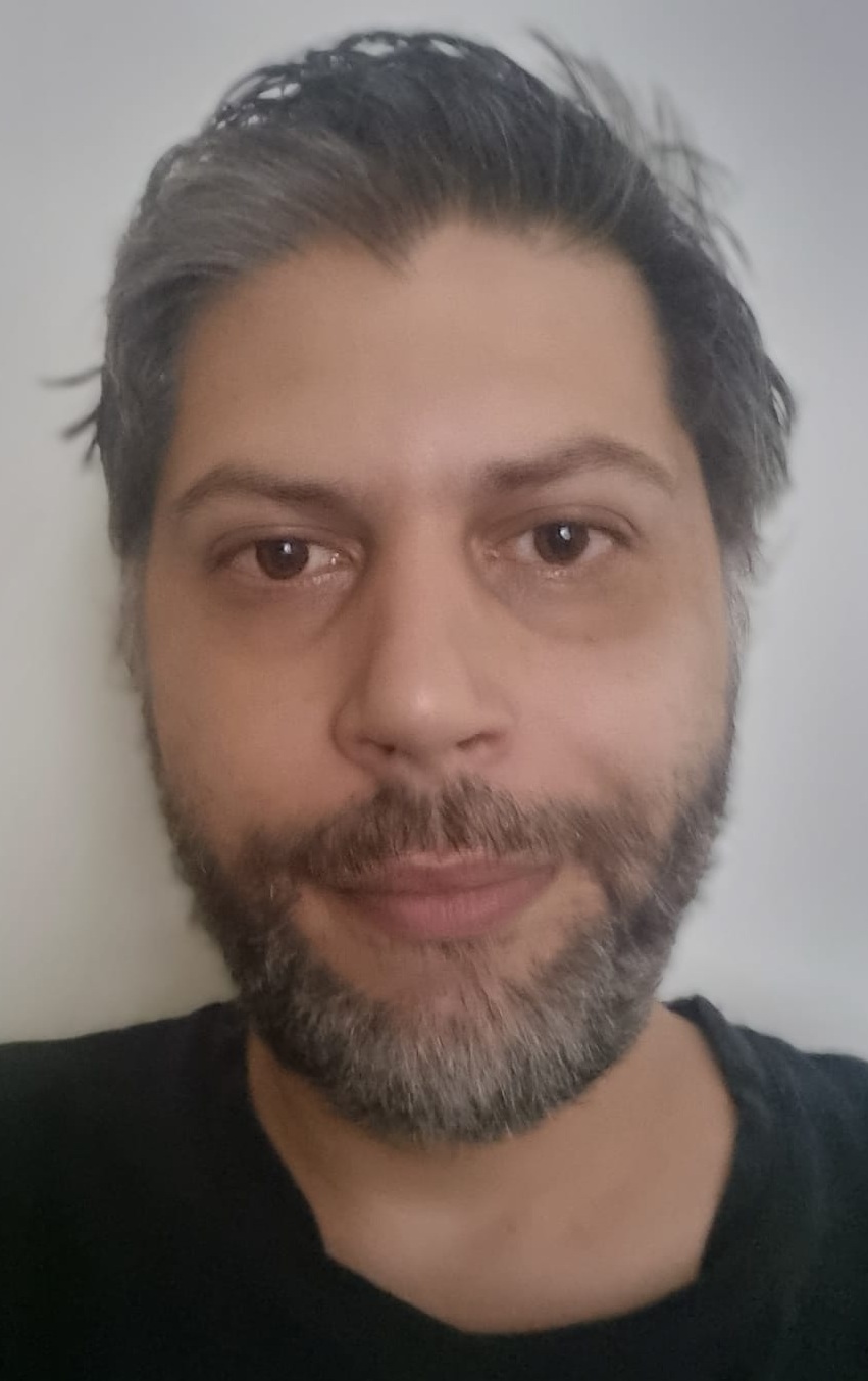 Selfie of Ciro Capão, a 30 year old man with short hair and a beard, traced with silver hairs
